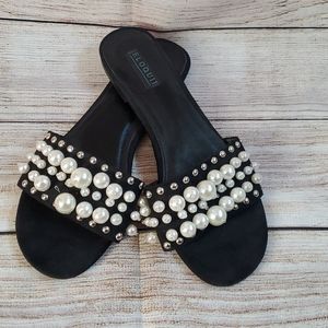 Black flat sandals with pearls